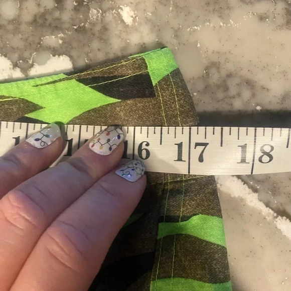 UNDER ARMOUR HEATGEAR LOOSE FIT GREEN CAMO SHORTS MEN'S SIZE 32 Swim Board - Picture 4 of 5